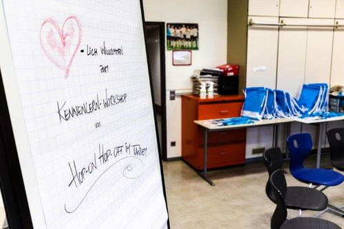 Ein Flipchart mit einem Willkommens-Sheet.