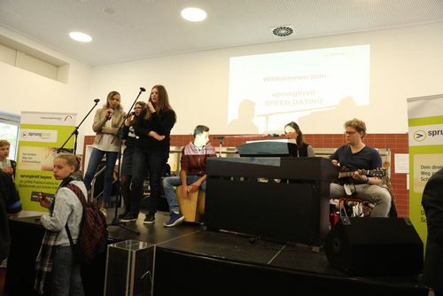 Die Schülerband der Staatl. Realschule Kempten eröffnet die Veranstaltung.