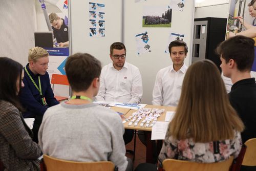 Schüler im Gespräch bei der Maha Maschinenbau Haldenwang