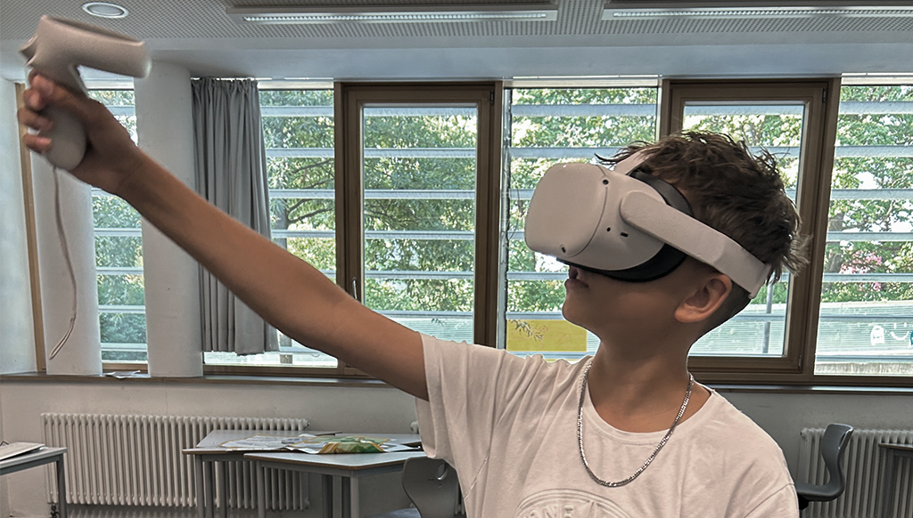 Bild mit Schülerzitat: "Mein eindrucksvollstes Erlebnis mit der VWE war, dass ich selbst entscheiden konnte. Ich konnte viel darüber lernen, wie mit Kunststoff gearbeitet wird. Ein ganz anderer Beruf, wie die Berufe, die ich aus dem Alltag kenne, wie zum Beispiel die Mitarbeiter*innen an der Kasse im Supermarkt, wenn ich mit den Eltern einkaufen gehe."