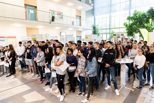 Jugendliche Teilnehmer hören den Eröffnungsreden zum sprungbrett SPEED DATING in Nürnberg zu.