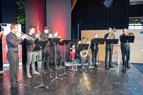 Die Schülerband "Essenbacher Blech" spielt auf der Veranstaltungsbühne die Eröffnung.