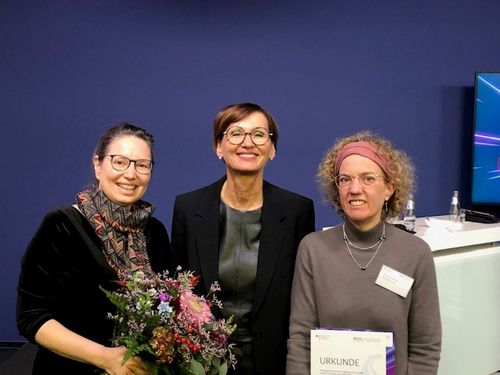 Bundesbildungsministerin Bettina Stark-Watzinger beglückwünscht die Gewinnerinnen.