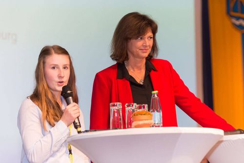 Ministerin Ilse Aigner war am Vormittag zu Gast und kam mit den Jugendlichen auf der Bühne ins Gespräch.