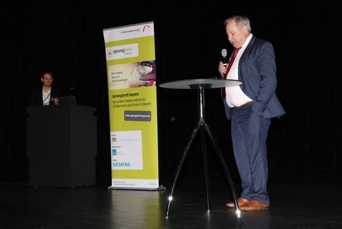 Hermann Brandl, Geschäftsführer der bayme vbm Geschäftsstelle Oberpfalz eröffnet das Schüler-SPEED DATING in Cham