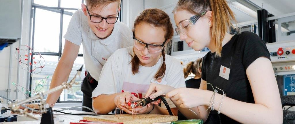 Schülerinnen arbeiten an einem Werkstück.