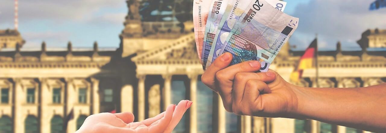 Beruf des Monats Steuerfachangestellter Übergabe von Bargeld vor dem Berliner Reichstag