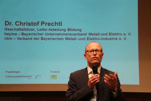 Dr. Prechtl (vbw) bei der offiziellen Eröffnung unseres 14. sprungbrett SPEED DATINGS in Augsburg