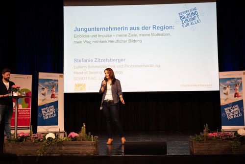 Eine Jungunternehmerin aus der Region Essenbach, Stefanie Zitzelsberger, spricht auf der Bühne über ihren beruflichen Weg und gibt den Jugendlichen Tipps und Inspirationen mit auf den Weg.