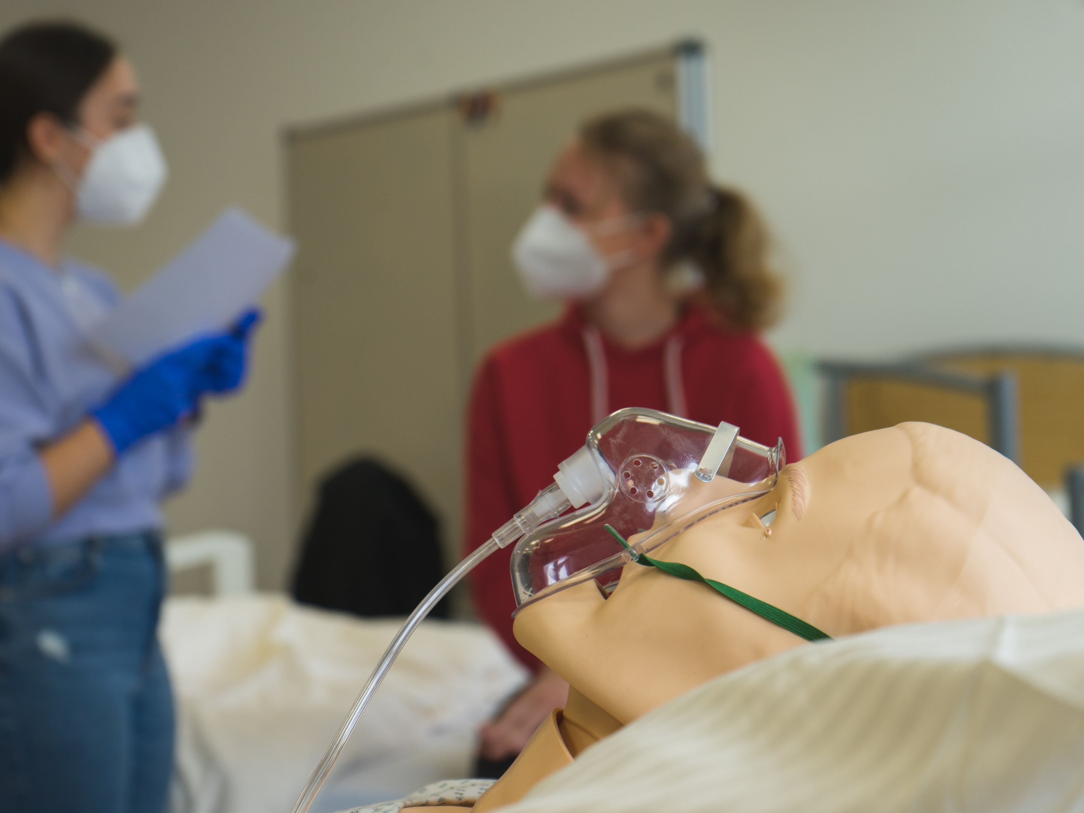 Simulationspuppen an der TH Deggendorf An Simulationspuppen können die Studierenden das Beatmen von Patient*innen üben.