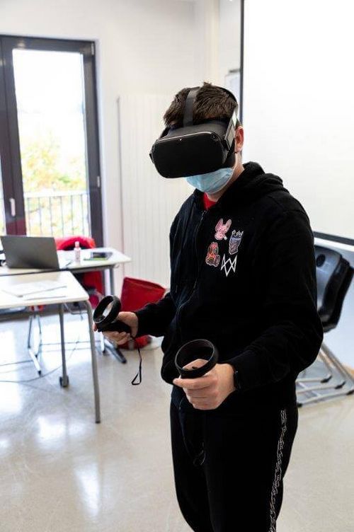 Ein Schüler mit VR-Brille spielt die Virtual Work Experience.