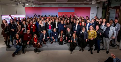 Gruppenbild Preisträger Gruppenfoto mit allen Preisträgern 2025 des Wettbewerbs Wettbewerb „Zusammen wachsen" in Berlin