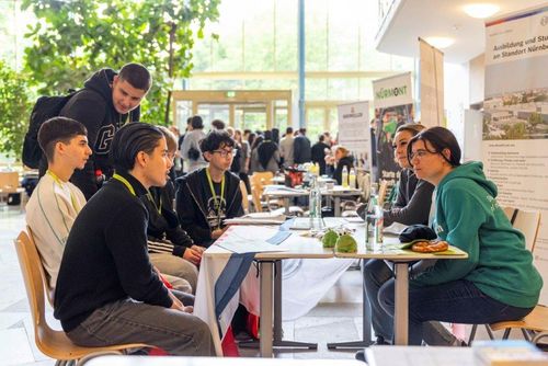Schüler im Gespräch mit Unternehmen beim sprungbrett SPEED DATING in Nürnberg – Austausch zu Ausbildung und Praktika.
