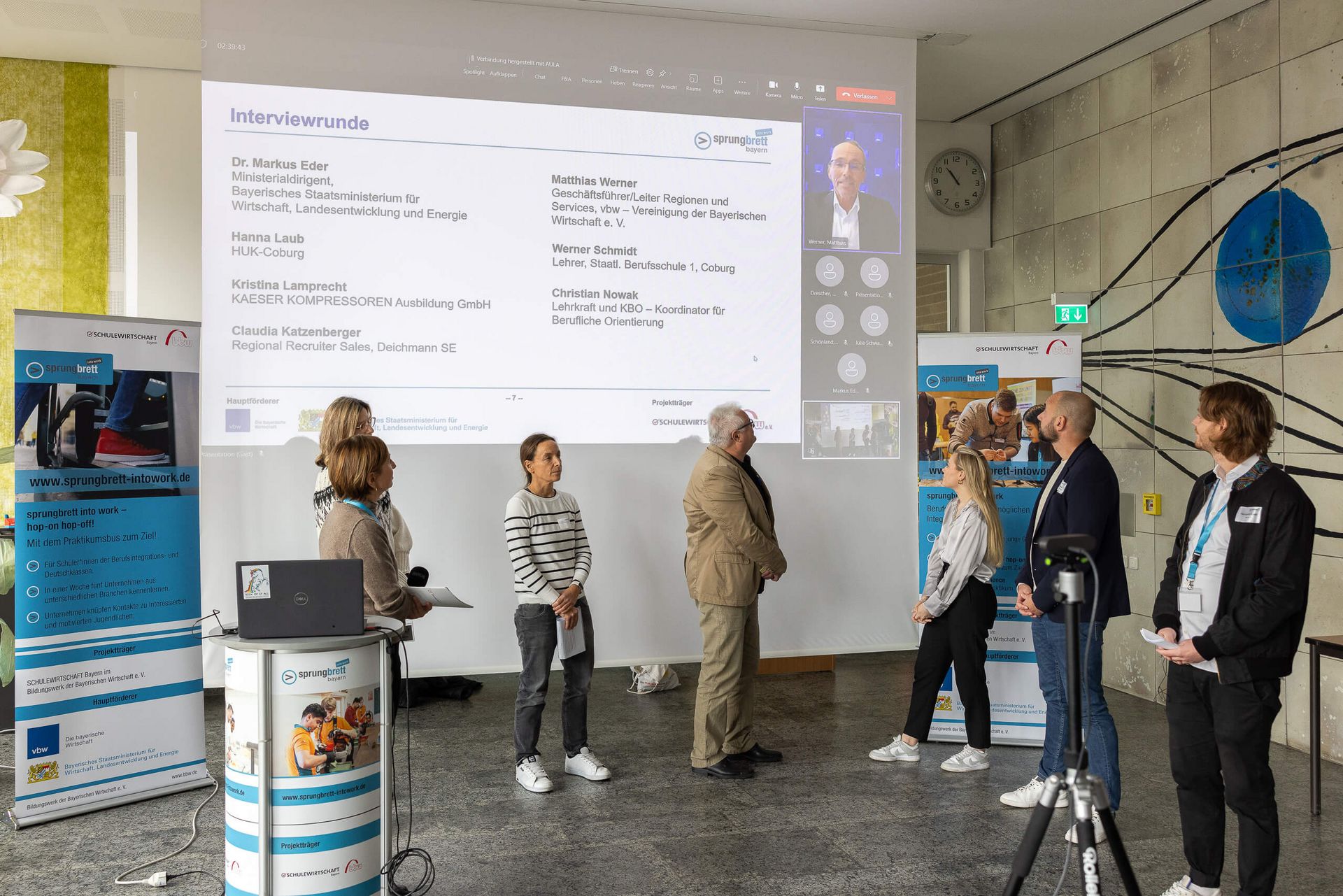 Moderatorin Berit Orman im Gespräch mit Vertreter*innen aus Schulen und Unternehmen.