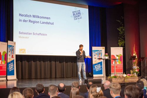 Moderator Sebastian Schaffenstein eröffnet die Veranstaltung "Berufliche Bildung - Zukunft für alle!" in Essenbach