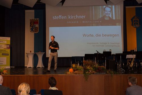 Steffen Kirchner bei seinem Schülervortrag "Geh Deinen Weg! – Wie Dein Berufsweg zur Erfolgsstory wird“