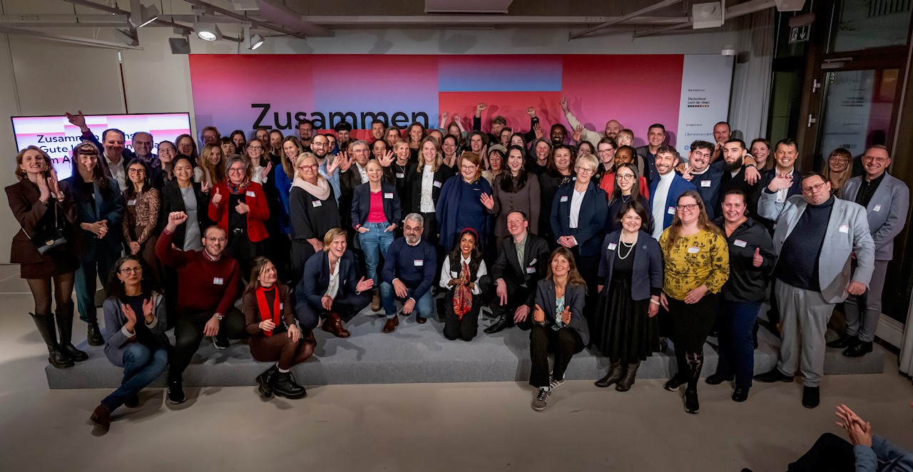 Gruppenfoto mit allen Preisträgern 2025 des Wettbewerbs Wettbewerb „Zusammen wachsen" in Berlin