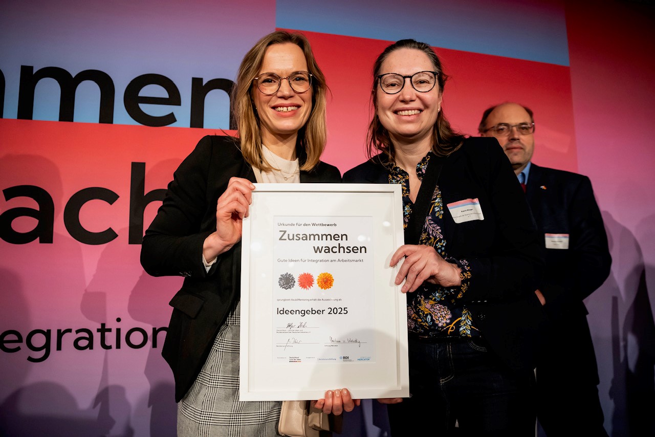 Projektleitung sprungbrett AzubiMentoring und Katrin Klinger, Leitung SCHULEWIRTSCHAFT-Team mit Urkunde