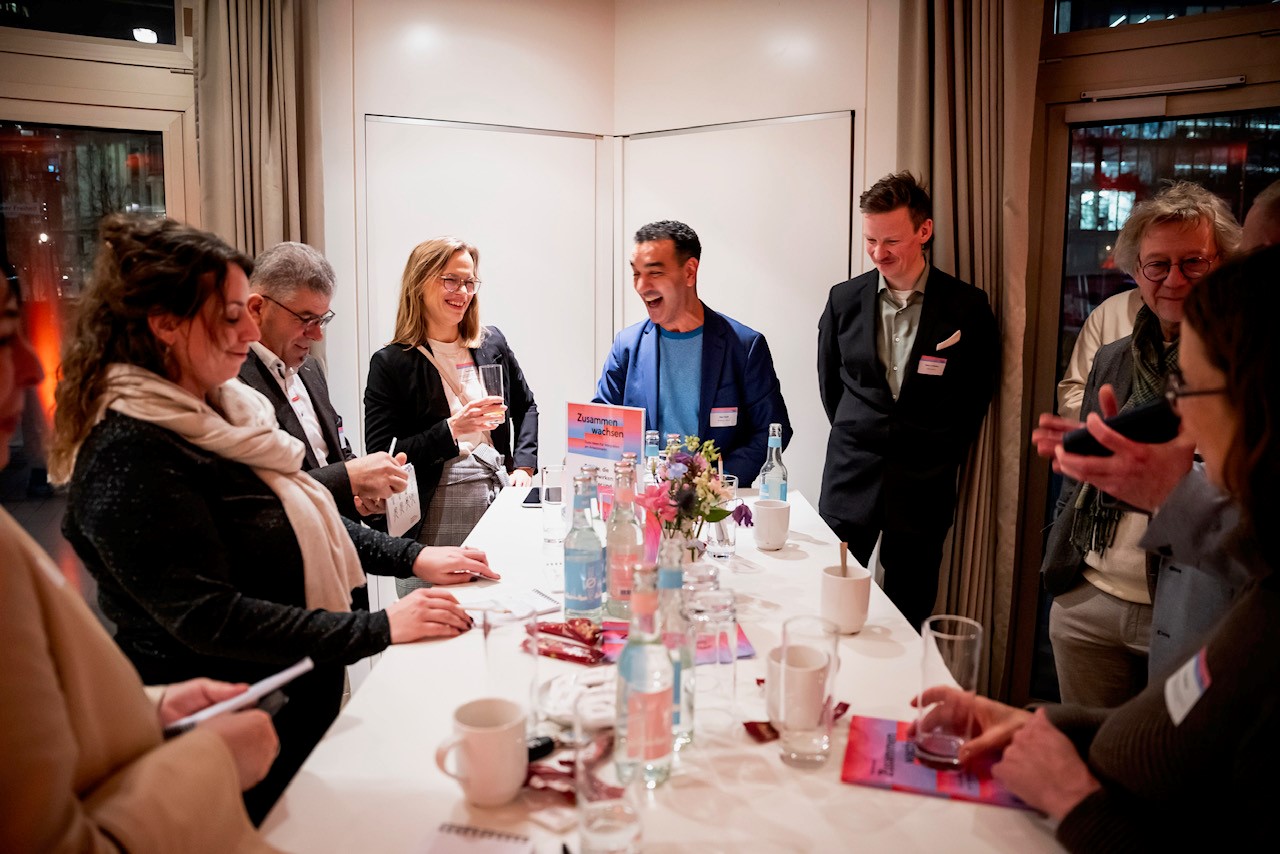 Netzwerken am Thementisch mit Preisträgern und Juroren