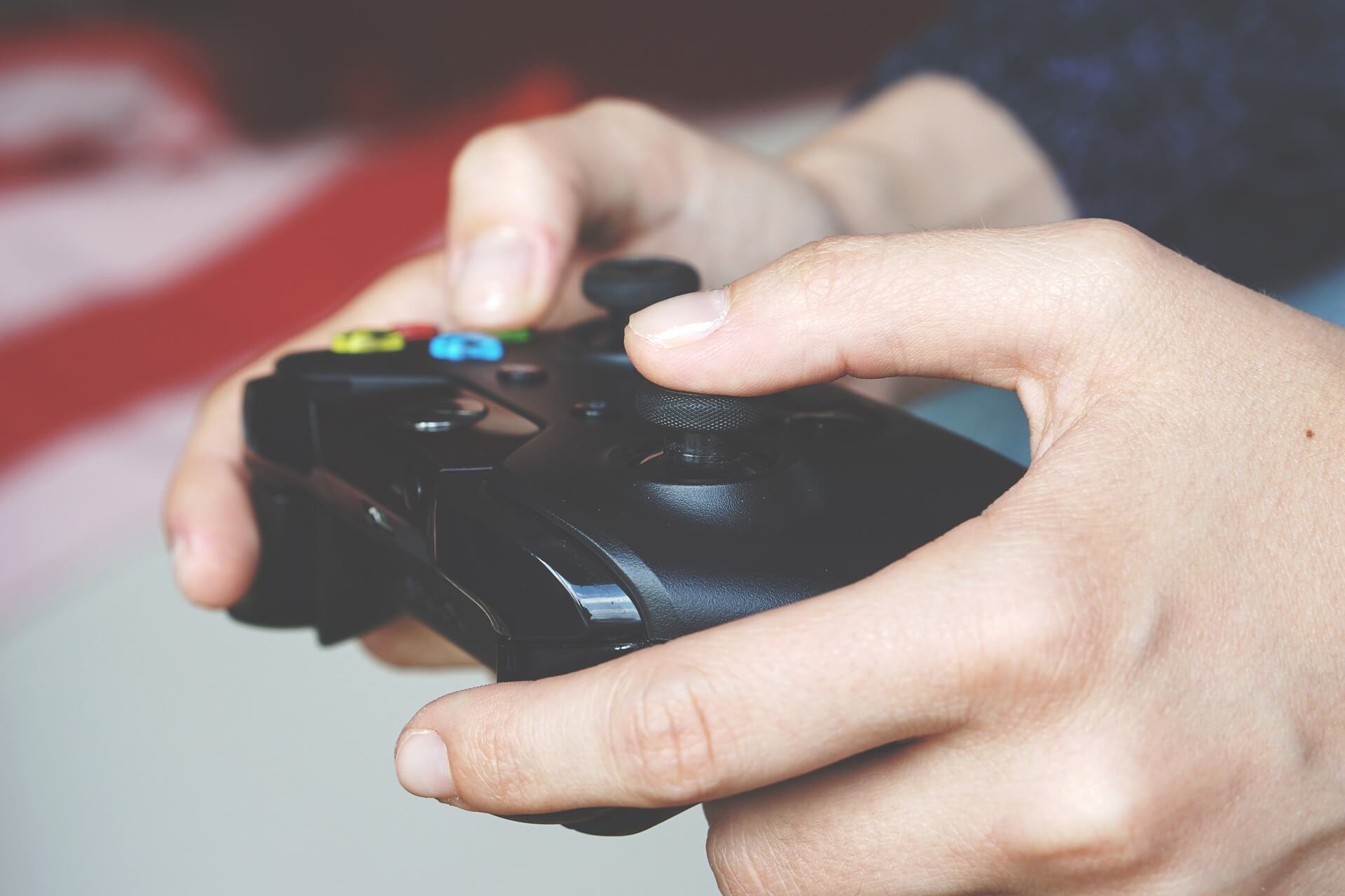 Hände mit Spielecontroller Hände mit Spielecontroller (C)superanton Pixabay