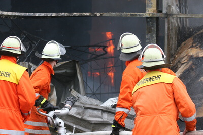 Feuerwehrleute bei der Brandbekämpfung Feuerwehrleute bei der Brandbekämpfung