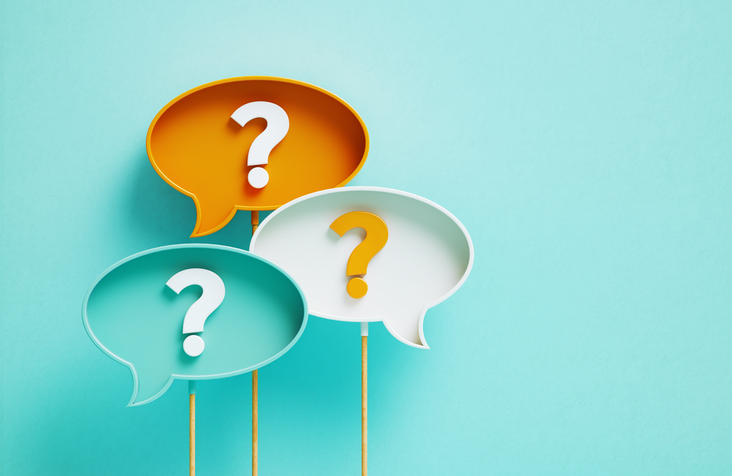 Symbolbild. Drei Fragezeichen auf hellblauem Hintergrund