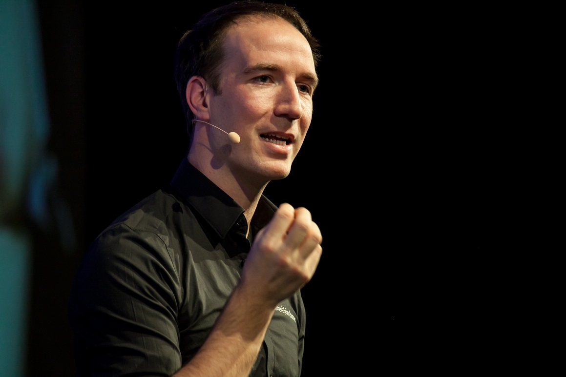 Portraet Steffen Kirchner Motivationsexperte und Speaker Steffen Kirchner bei einem Vortrag.