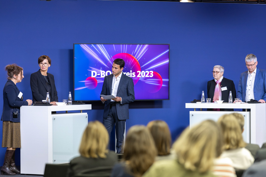 Bundesbildungsministerin Bettina Stark-Watzinger, Elke Hannack (DGB), Dr. Achim Dercks (DIHK) und Prof.´in Dr. Katja Driesel-Lange (Universität Münster) im Gespräch.