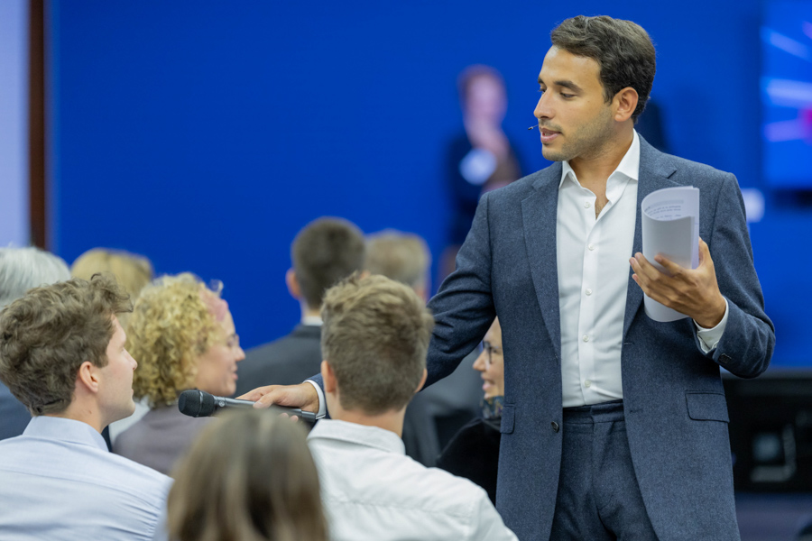 Moderator Sherif Rizkallah nimmt Publikumsfragen auf. 