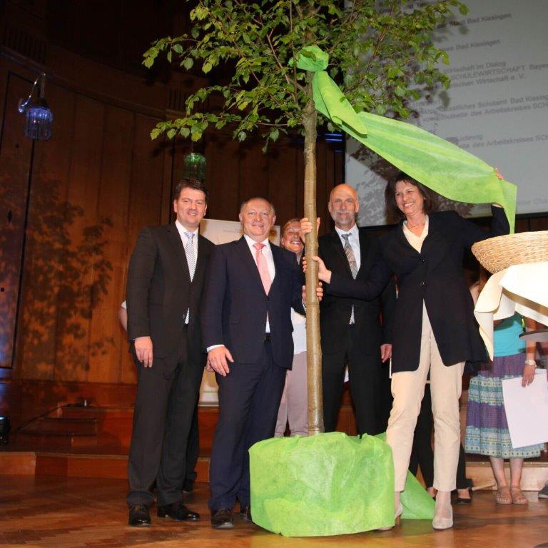 Übergabe des Baums der Zukunft an Bürgermeister und Landrat