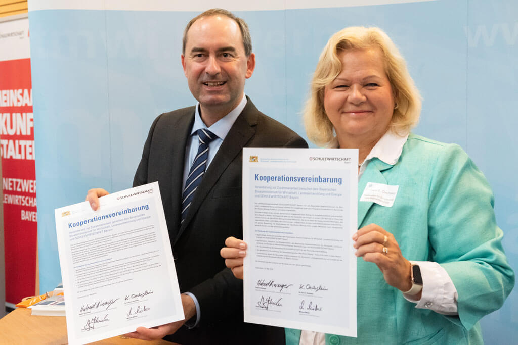 Wirtschaftsminister Hubert Aiwanger und Dr. Karin Oechslein unterzeichnen eine Kooperationsvereinbarung zwischen SCHULEWIRTSCHAFT Bayern und dem Bayerischen Wirtschaftsministerium.
