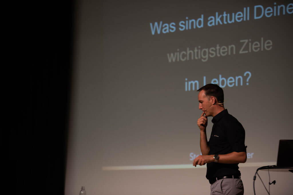 Motivationscoach Steffen Kirchner auf der Bühne bei seinem Schülervortrag.
