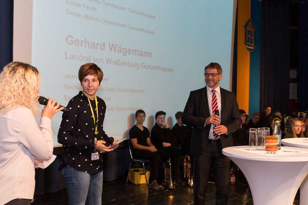 Die Gäste wurden auf der Bühne von Schülern vorgestellt - hier der Bürgermeister von Gunzenhausen Karl-Heinz Fitz.