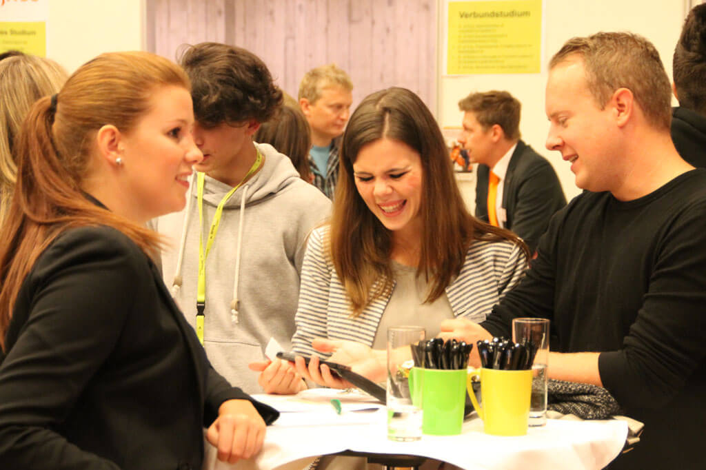 Das SPEED DATING ist eine gute Gelegenheit, sich in lockerer Atmosphäre bei den Firmen vorzustellen.