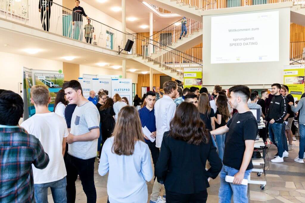 Schülerinnen und Schüler warten auf die Eröffnung des 23. sprungbrett SPEED DATINGS in Nürnberg