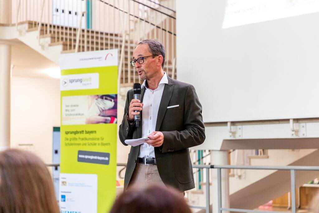 Matthias Werner, Geschäftsführer der Geschäftsstelle Mittelfranken von bayme vbm eröffnet das 23. sprungbrett SPEED DATING