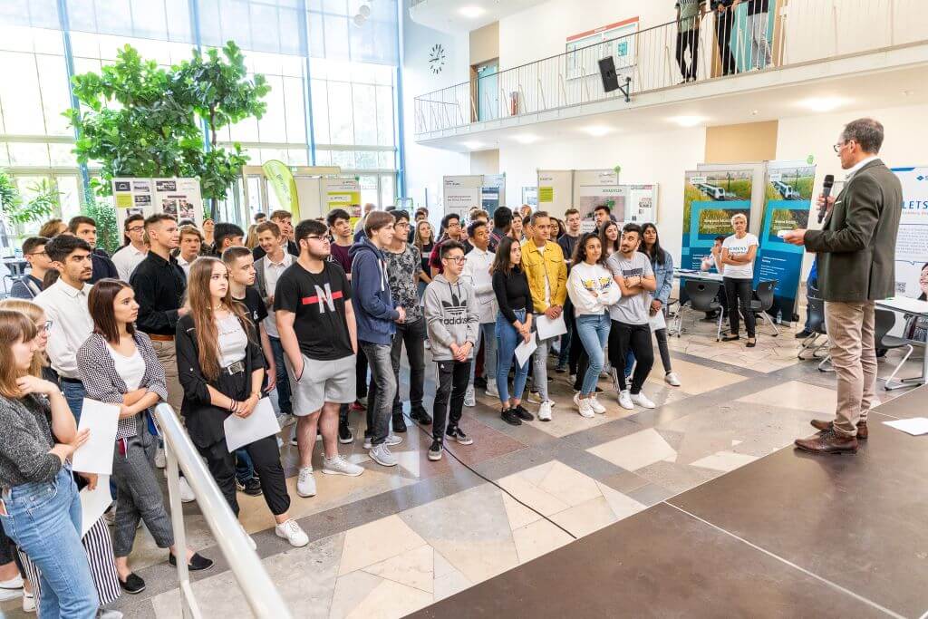 Schülerinnen und Schüler des Städt. Sigena Gymnasiums lauschen der Eröffnungsworte zum sprungbrett SPEED DATING.