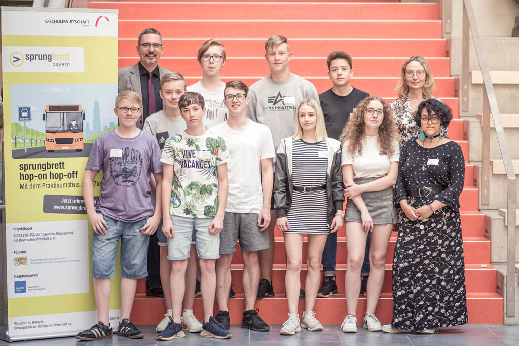 Eine Schülergruppe von hop-on hop-off 2019 beim Gruppenfoto.