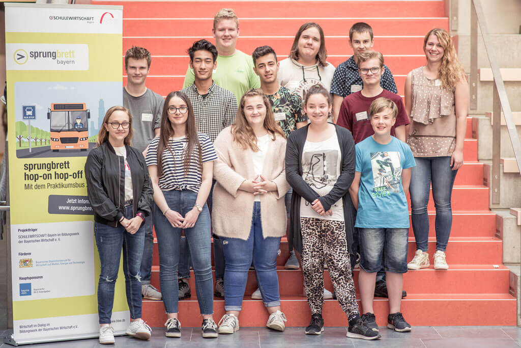 Eine Schülergruppe von hop-on hop-off 2019 beim Gruppenfoto.