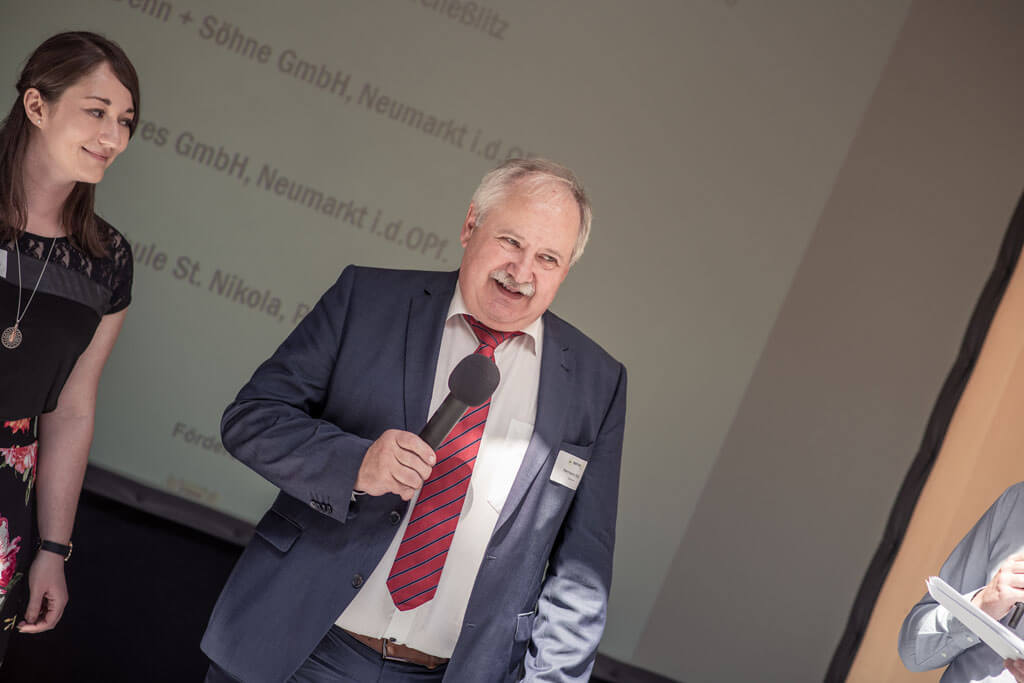 Hermann Brandl, Geschäftsführer der Geschäftsstelle Oberpfalz von bayme vbm erläutert, welche Bedeutung das Projekt hop-on hop-off für die bayerischen Unternehmen hat.