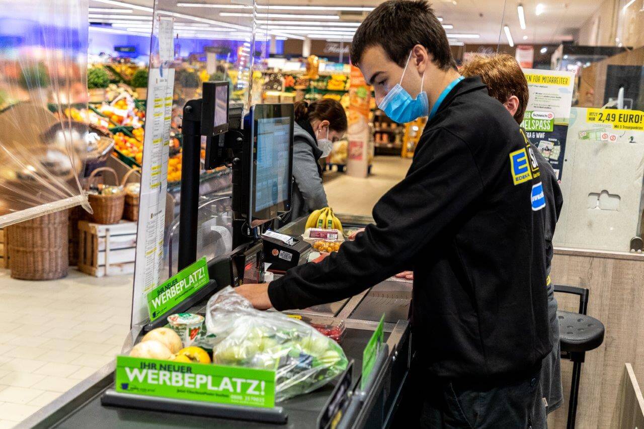 Ein Praktikant bei der Arbeit an einer Supermarktkasse.