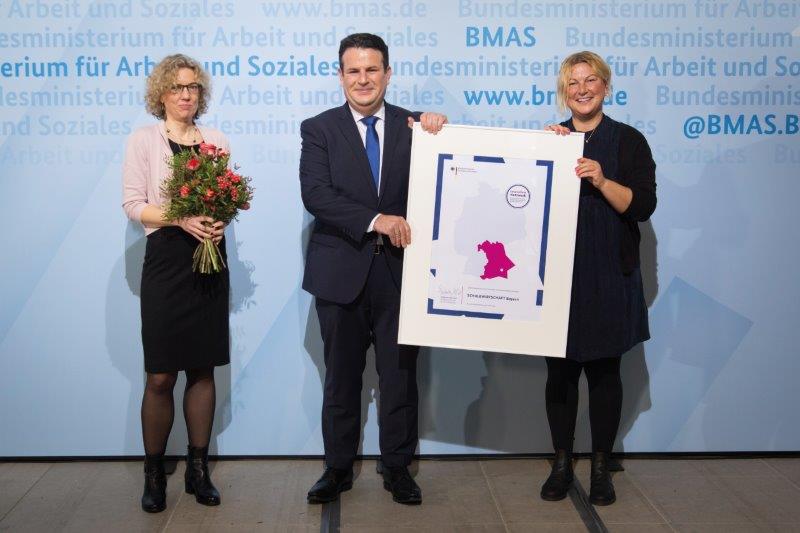 Arbeitsminister Hubertus Heil übergibt den Preis Innovative Netzwerke an SCHULEWIRTSCHAFT Bayern