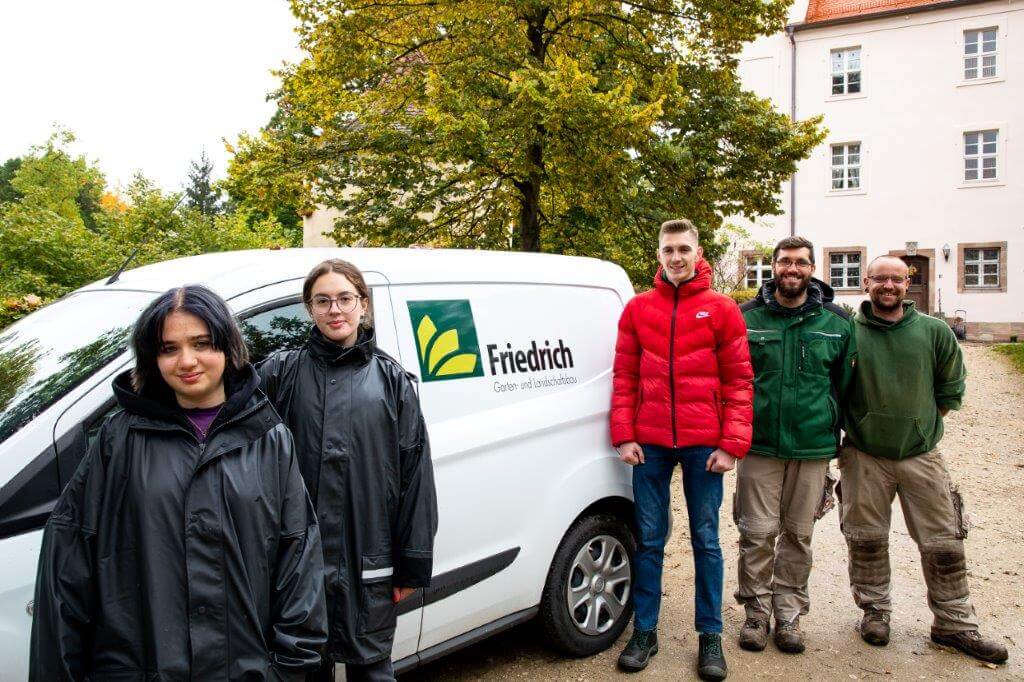 Die Teilnehmerinnen der hop-on hop-off Praktikumswoche bei der Firma GaLaBau Friedrich