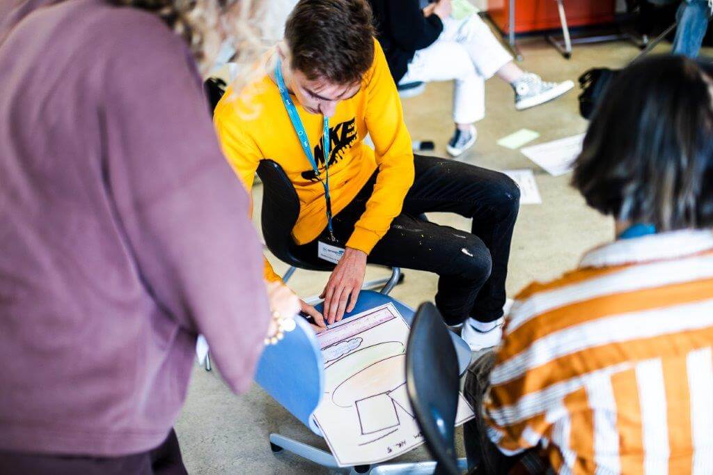 Workshop-Teilnehmer bei einer Gruppenarbeit.