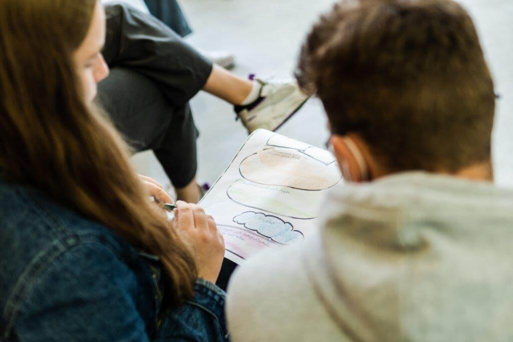Zwei Workshopteilnehmer bei der Gruppenarbeit.